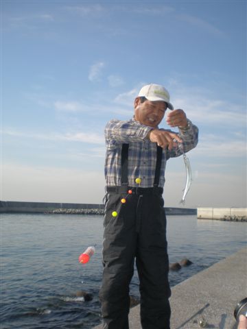 尼エサ取材隊 西宮の魚と遊ぶ エビ撒き釣りには活きのいいシラサエビ